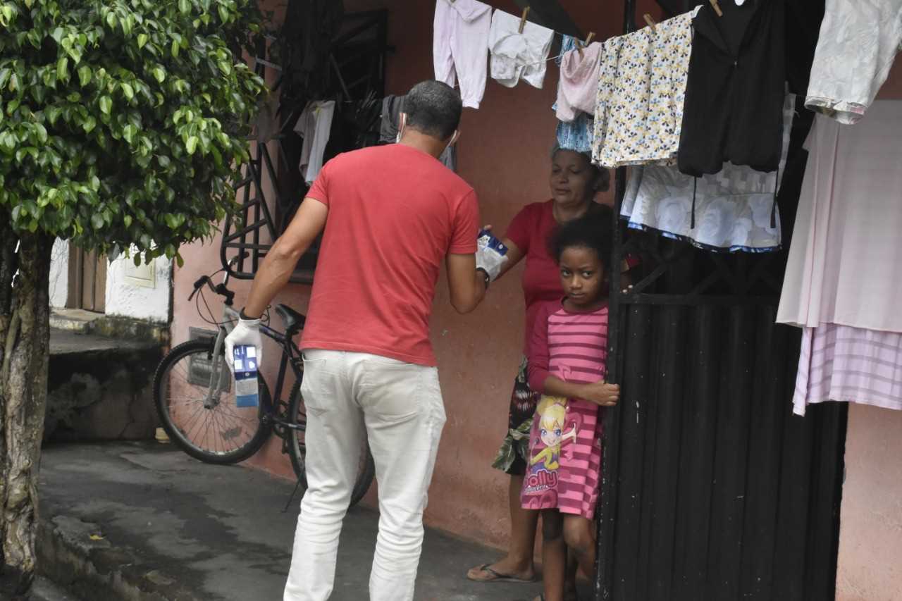 Camacã: Prefeitura distribui pão, leite e máscaras para famílias em São João do Panelinha